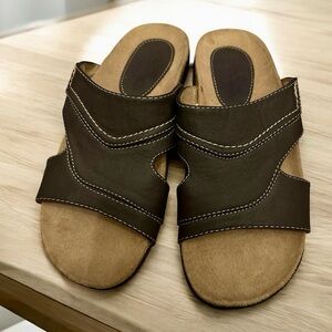 🎯 2/$10 SALE 🎯 Spaulding Woman’s Black with Stitching Slide S…